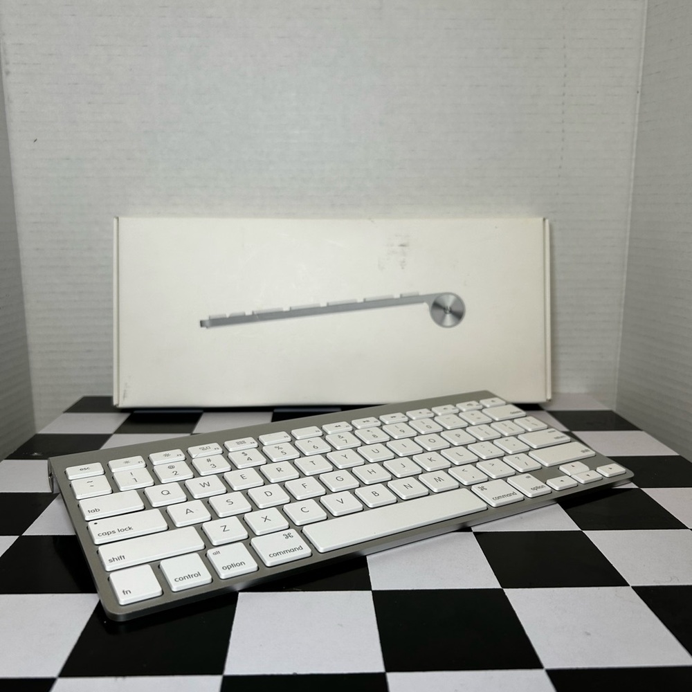 Sleek Apple Wireless White Keyboard - A1314 - NEW IN BOX